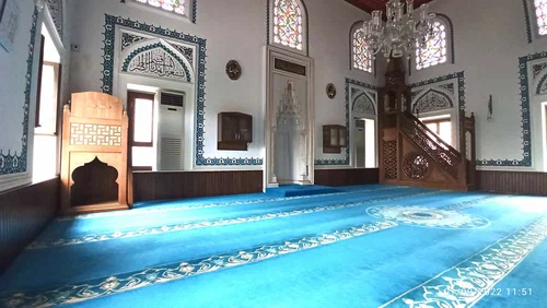 Mütevazi Caminin Coşkulu İnsanları